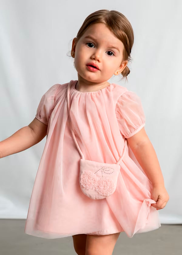Vestido tul rosa peonia con bolso cerezas