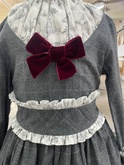 Vestido cuadros plomo cuello amplio y moño terciopelo