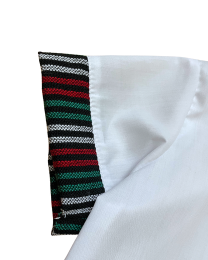 Camisa blanca con elementos patrios, manga cambaya a rayas tricolor