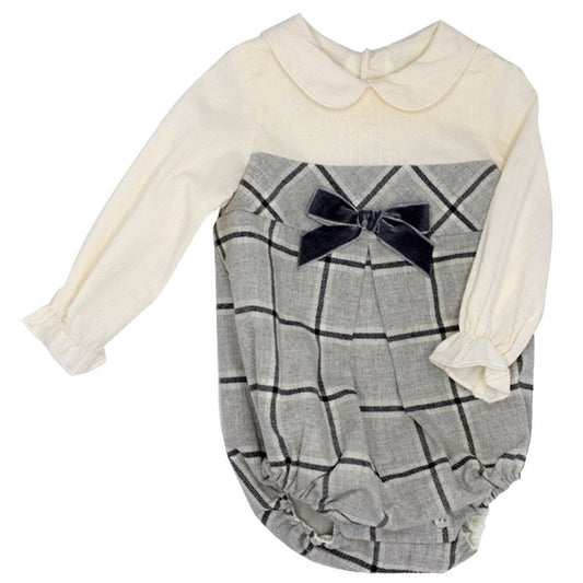 pelelecuadros gris con peto para bebé