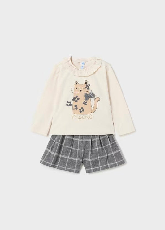 conjunto short cuadros camiseta gatita, cuello olan