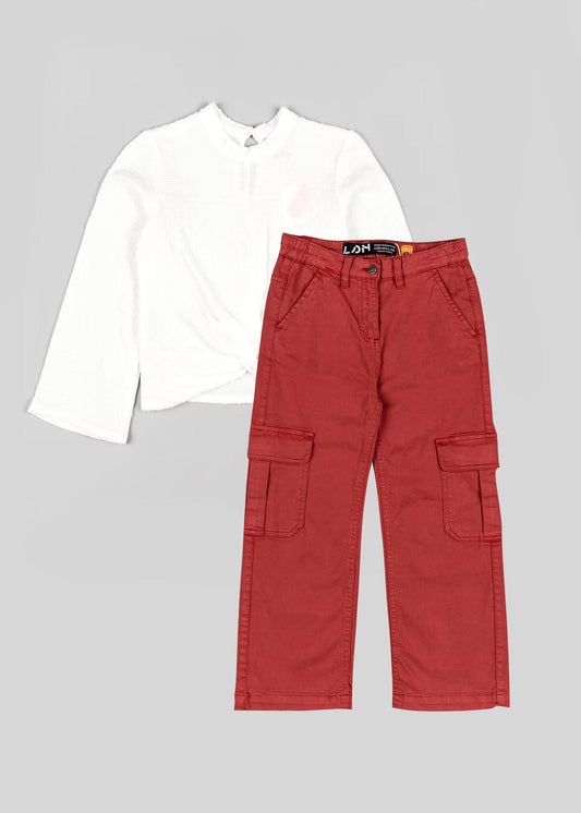 blusa manga larga color blanco y pantalón cargo rojo obscuro, marca losan