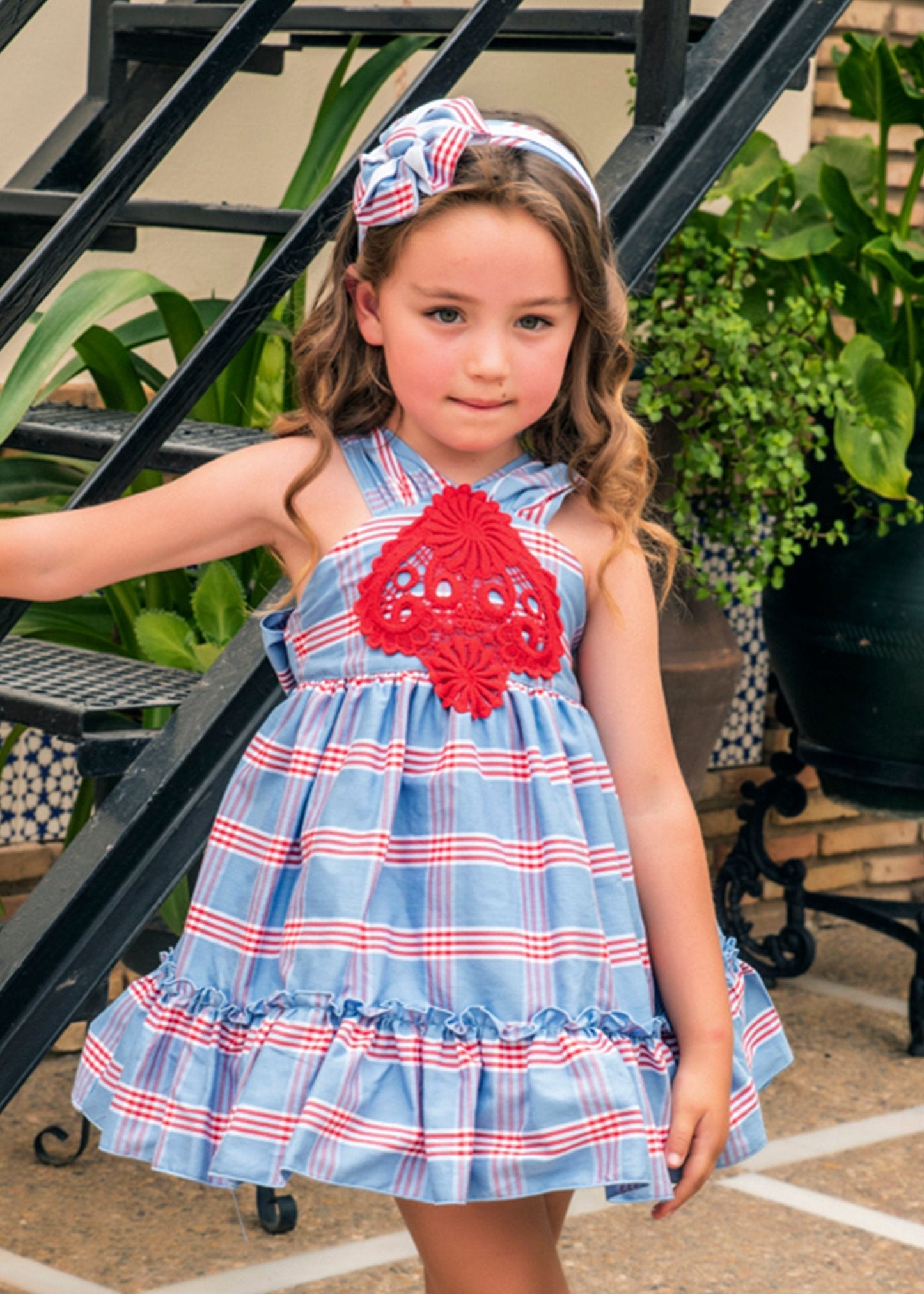 Vestido a cuadros azul y rojo, con aplicación al frente