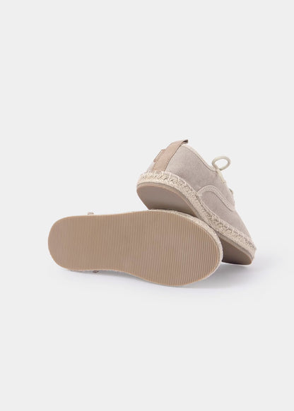 alpargata color beige, con cordones. bebé