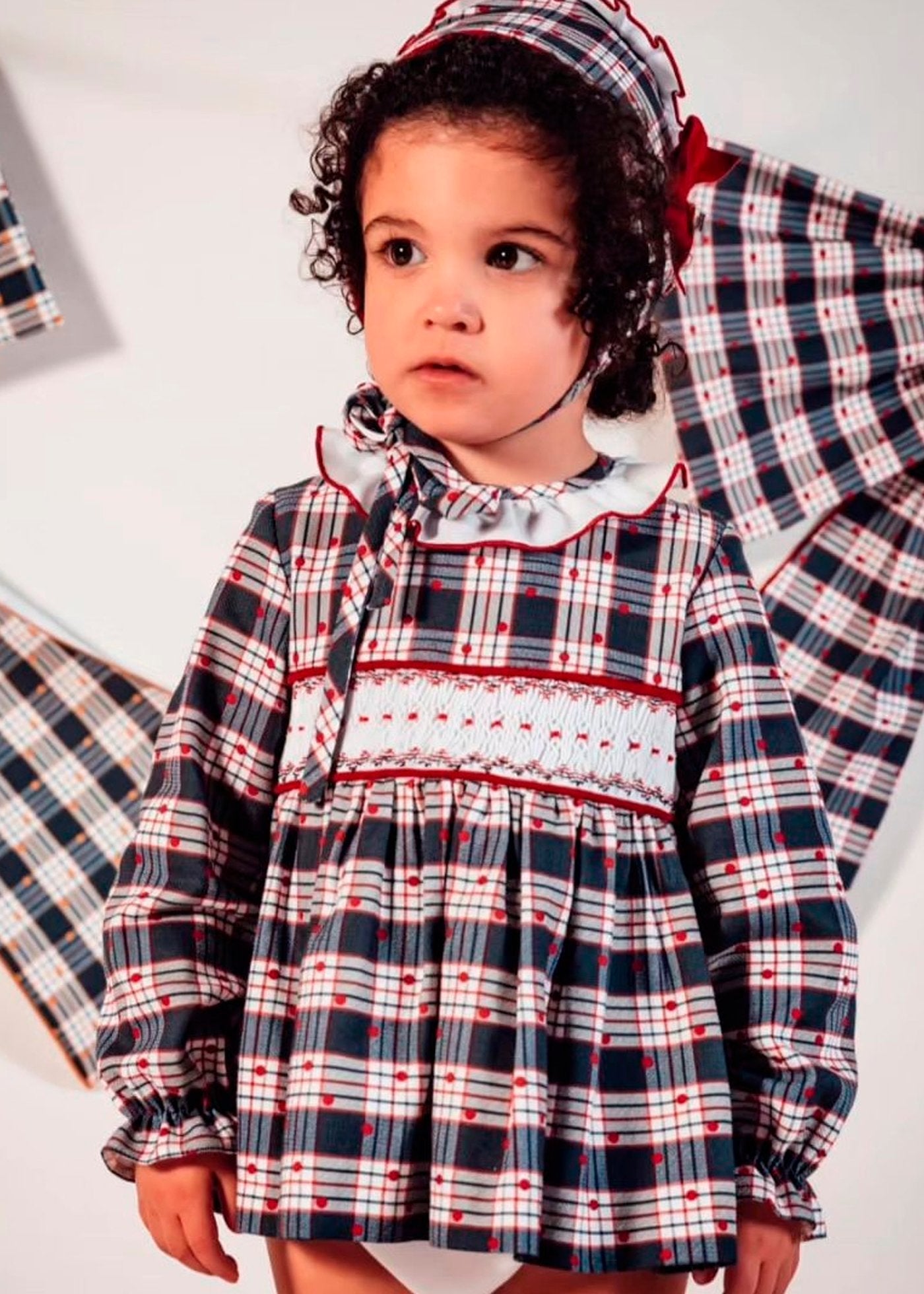 vestido a cuadros , rojo azul blanco, olan en cuello, marca babiné