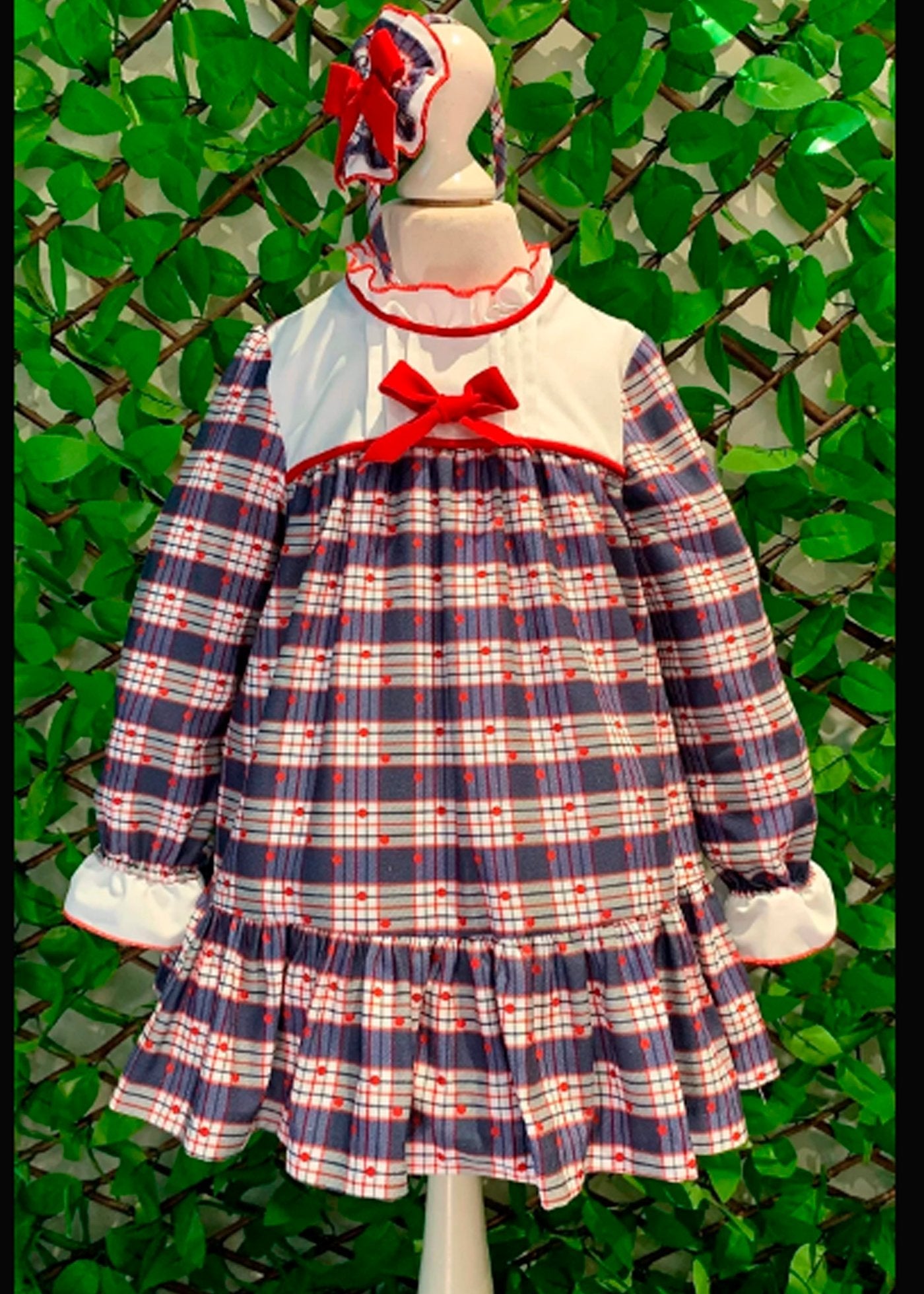 vestido a cuadros rojo y azul, peto blanco, marca babine