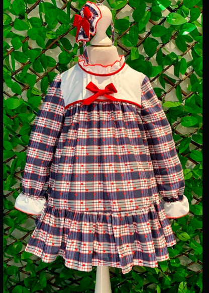 vestido a cuadros rojo y azul, peto blanco, marca babine