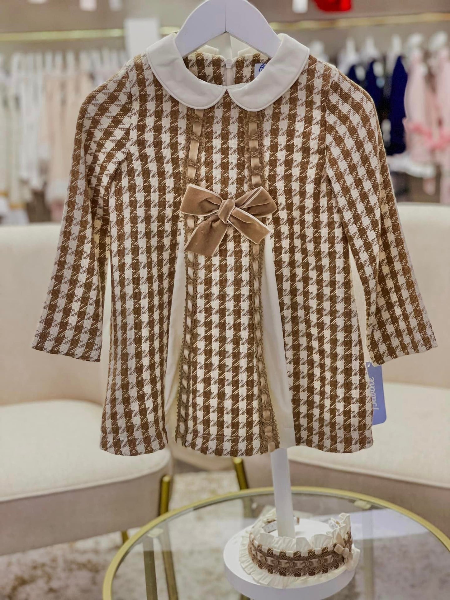 vestido camel, 2 patoles en la parte de enfrente, babiné