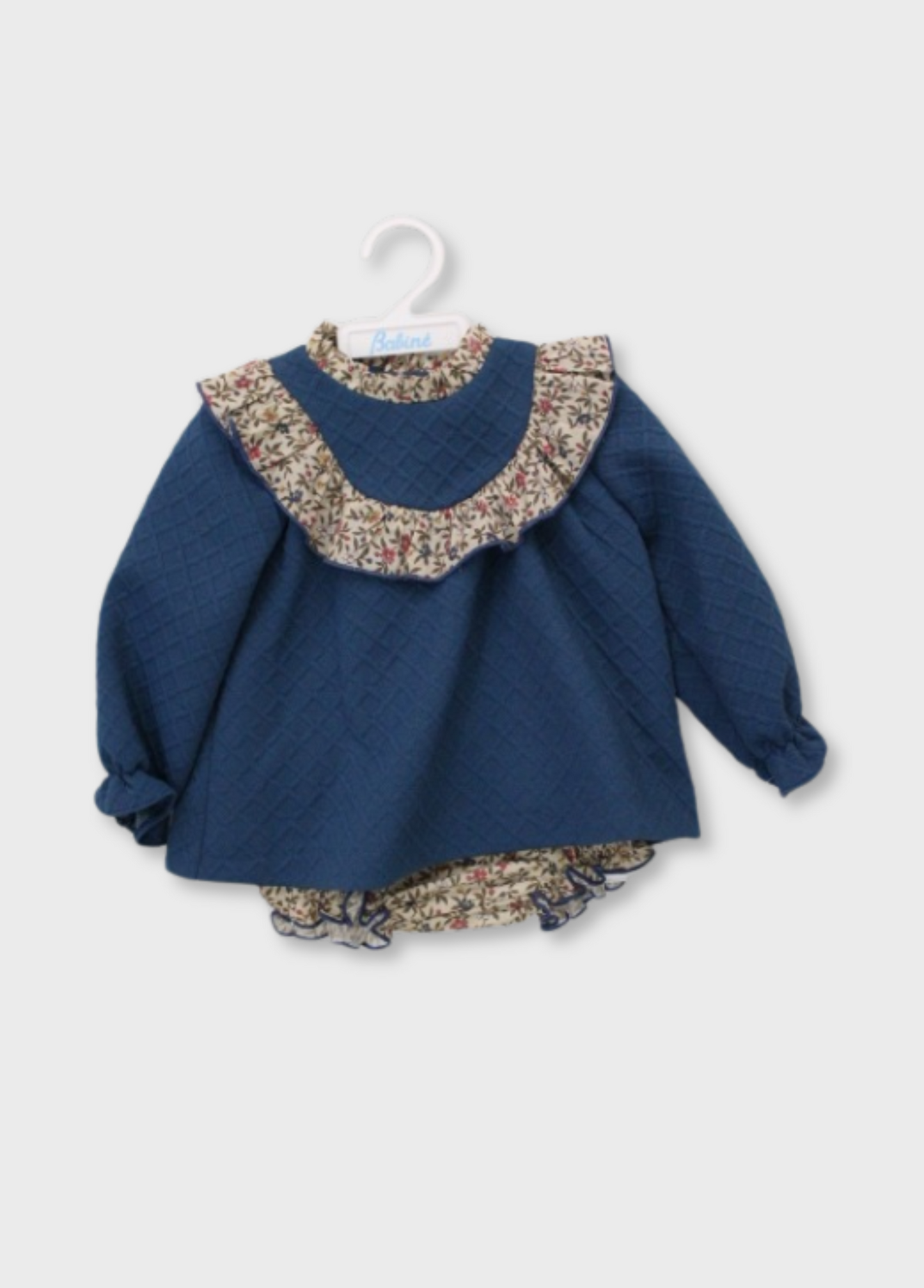 vestido de punto con volante estampado