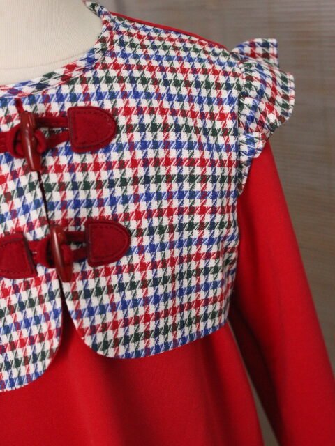 vestido recto con chalequillo y pompones