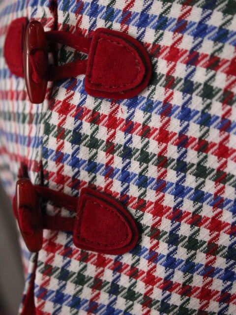 vestido recto con chalequillo y pompones