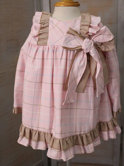 vestido rosa cuadros y olanes lisos, moño en el pecho