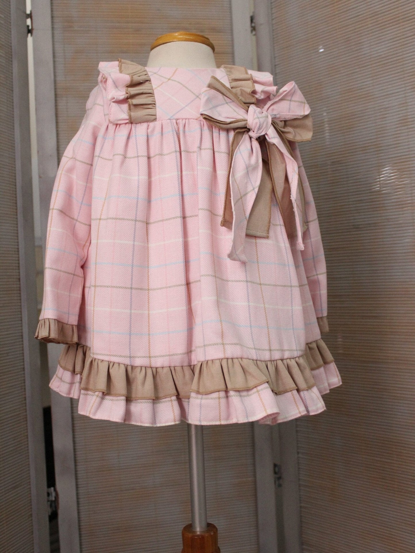 vestido rosa cuadros y olanes lisos, moño en el pecho