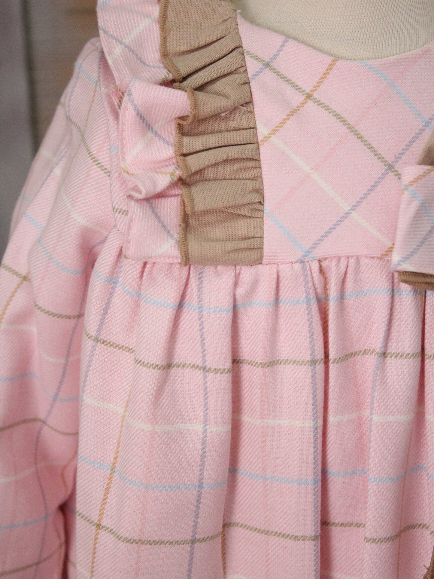 vestido rosa cuadros y olanes lisos, moño en el pecho