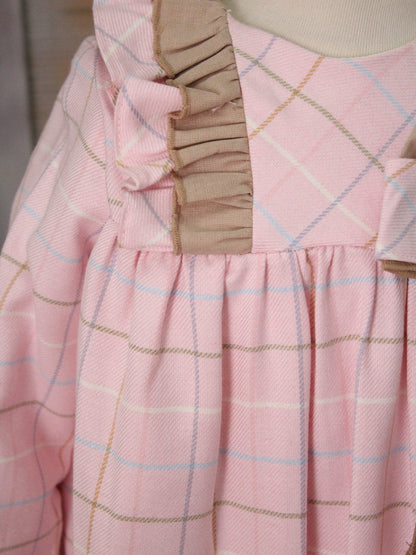 vestido rosa cuadros y olanes lisos, moño en el pecho
