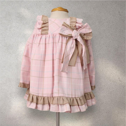 vestido rosa cuadros y olanes lisos, moño en el pecho