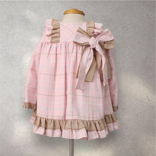 vestido rosa cuadros y olanes lisos, moño en el pecho