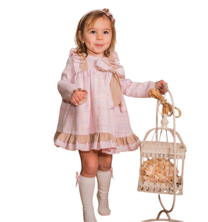 vestido rosa cuadros y olanes lisos, moño en el pecho