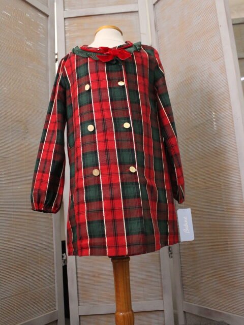 vestido recto de cuadros con volante plisado