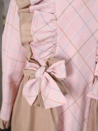 vestido con delantero al bies de cuadro y volante liso