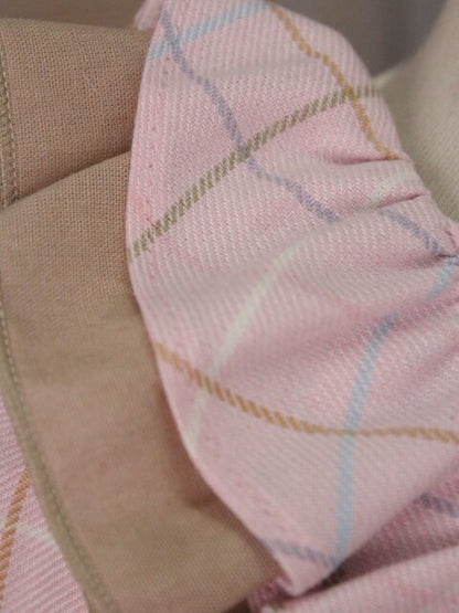 vestido con delantero al bies de cuadro y volante liso