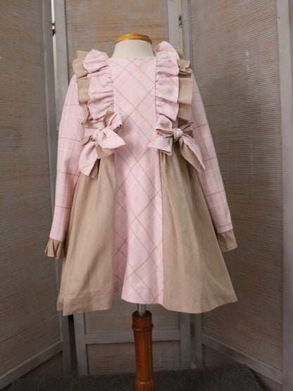 vestido con delantero al bies de cuadro y volante liso