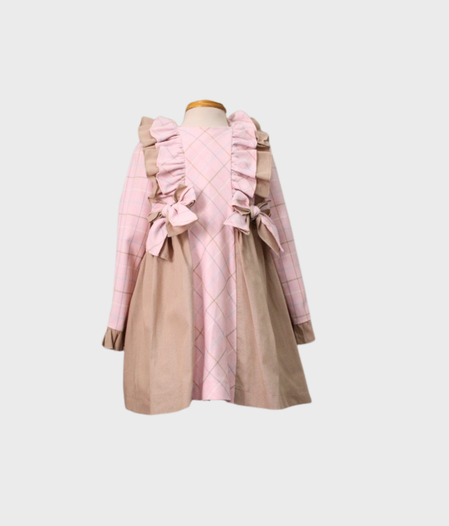 vestido con delantero al bies de cuadro y volante liso