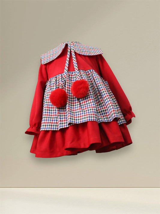 vestido con cuello a cuadros y pompones rojos
