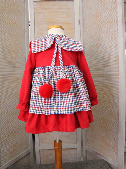 vestido con cuello a cuadros y pompones rojos