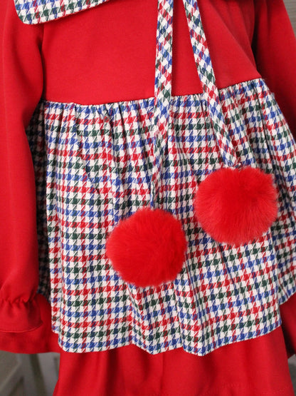vestido con cuello a cuadros y pompones rojos