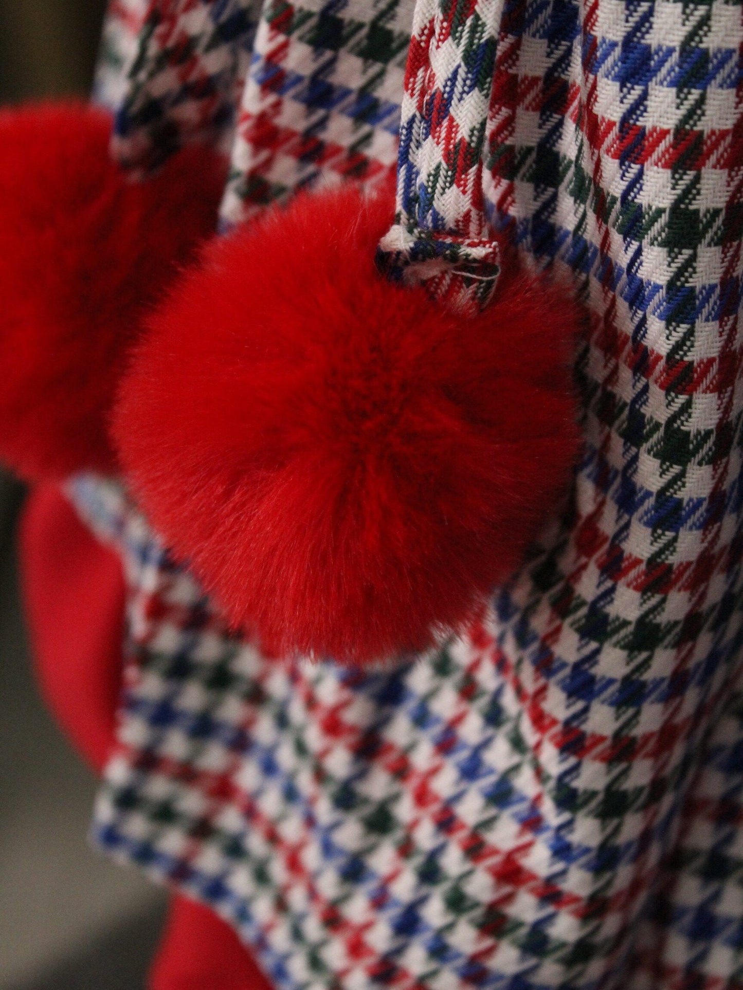 vestido con cuello a cuadros y pompones rojos