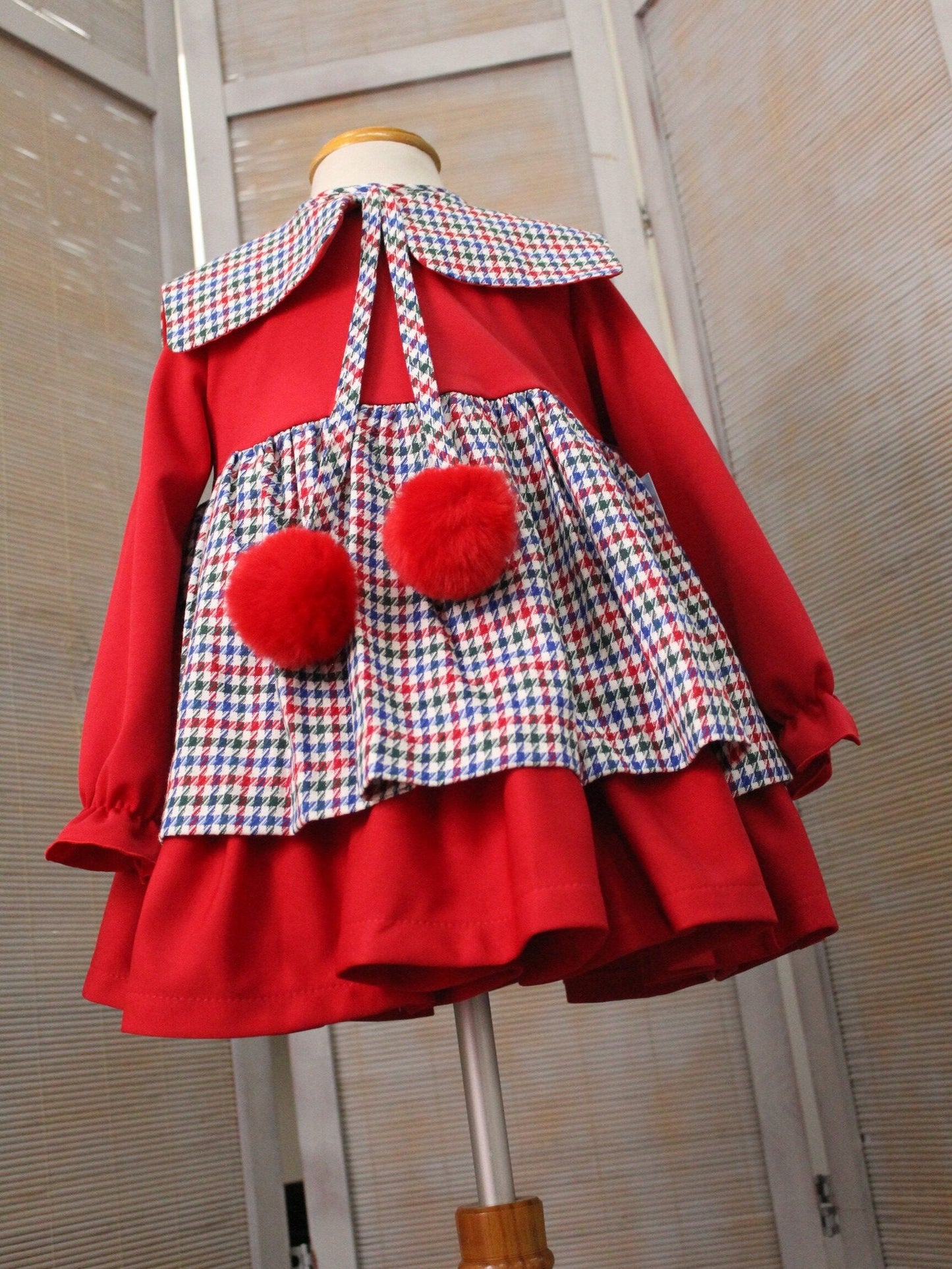 vestido con cuello a cuadros y pompones rojos