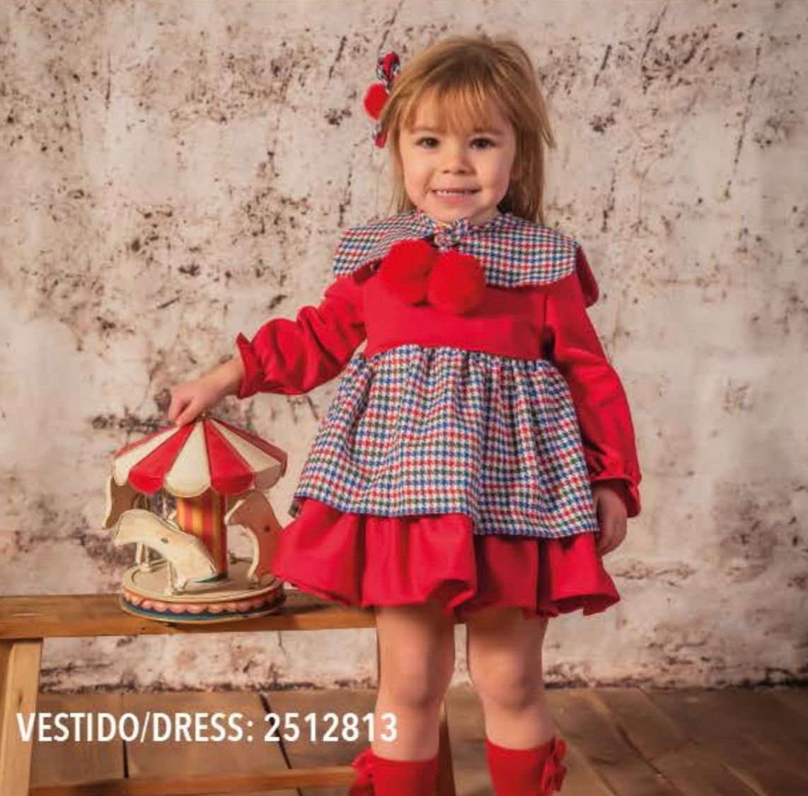 vestido con cuello a cuadros y pompones rojos