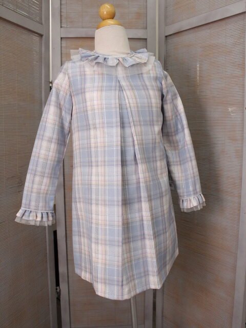 vestido recto de cuadros con tul en cuello, tonos pastel