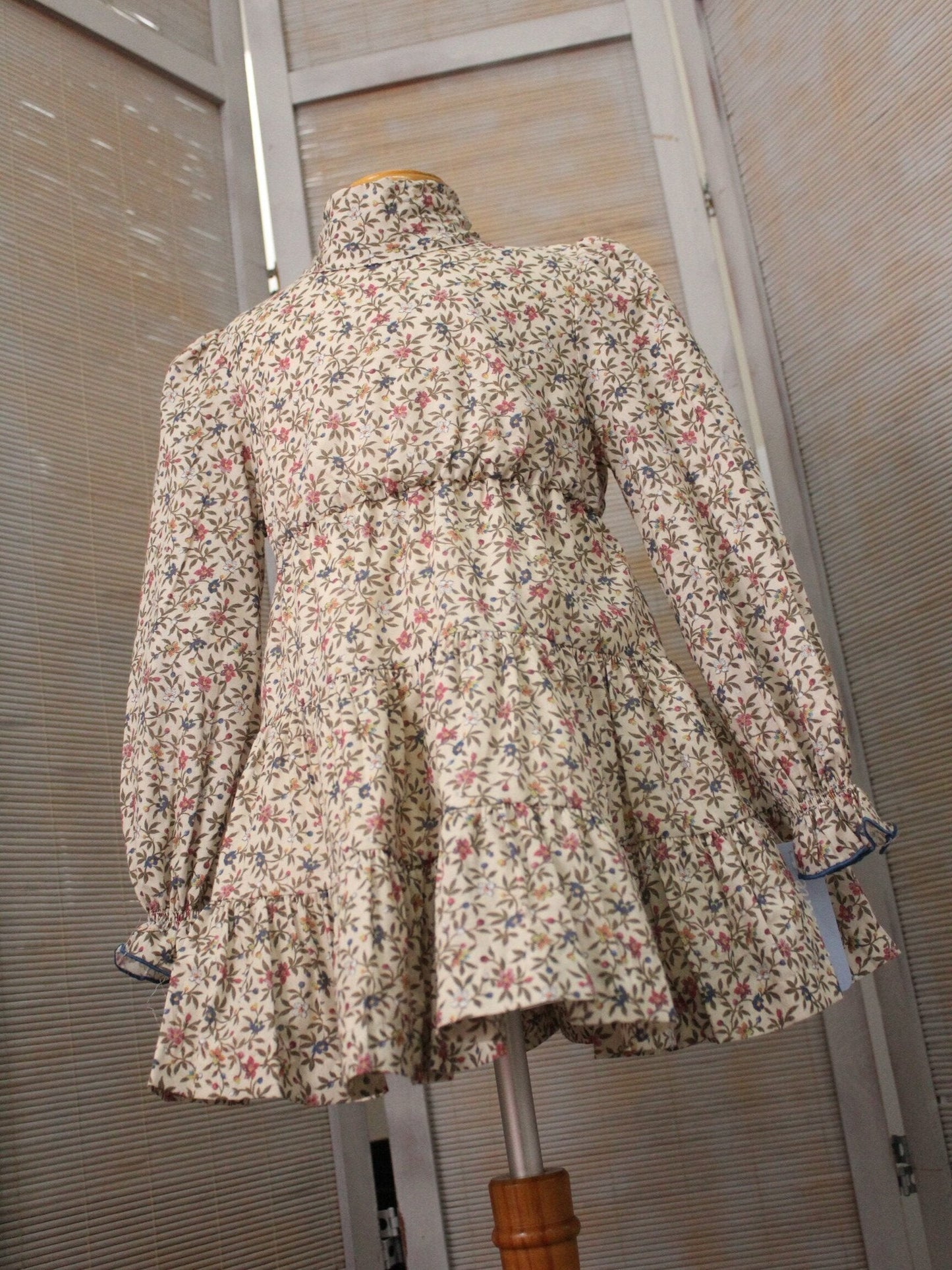 vestido con volantes canasteros, estampado de flores