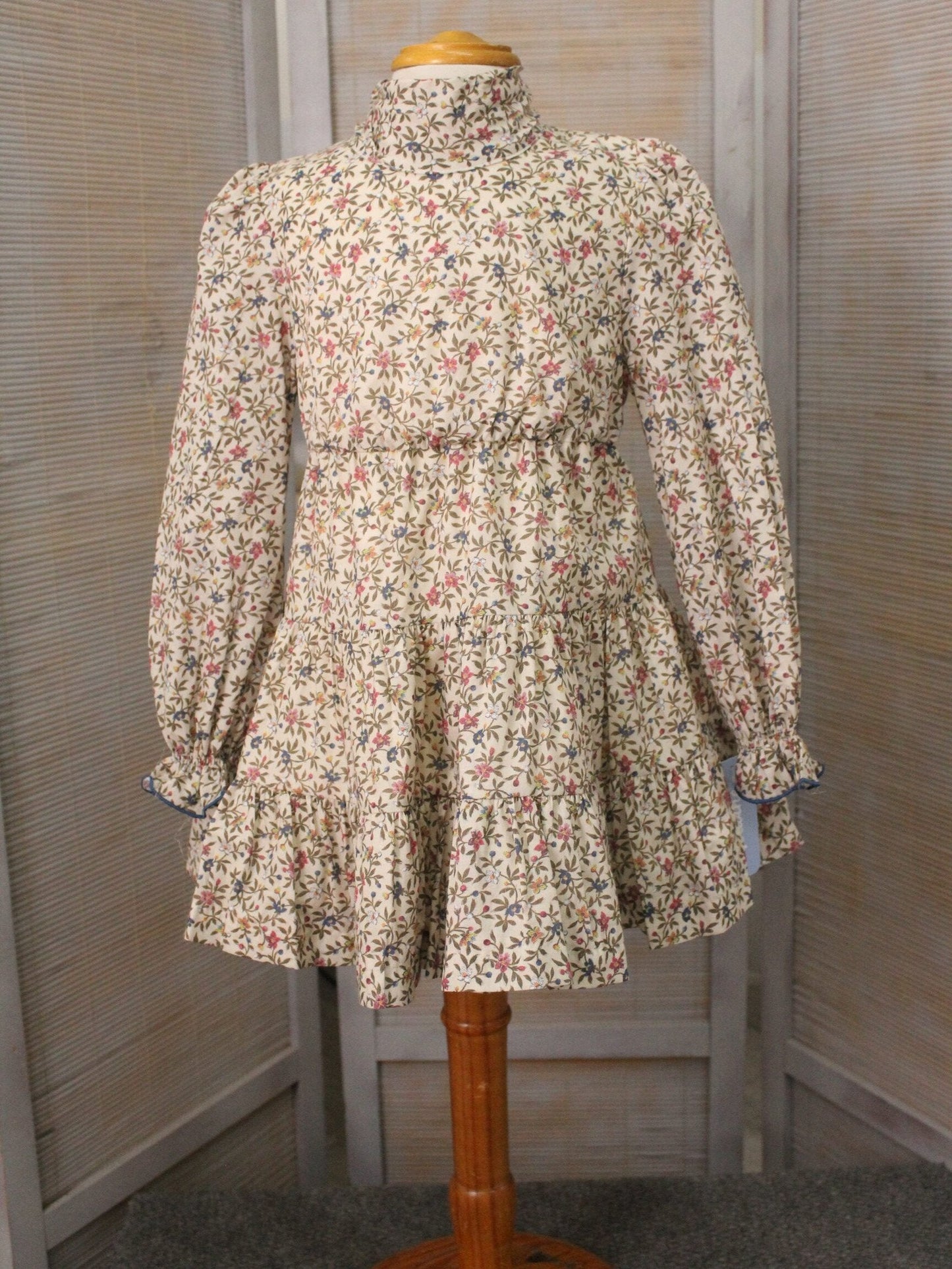vestido con volantes canasteros, estampado de flores