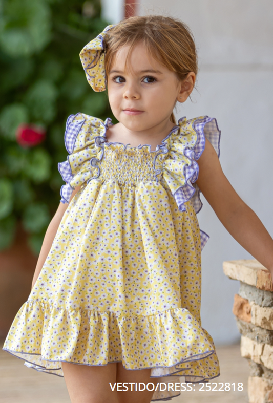 Vestido color amarillo con flores lilas olan en mangas