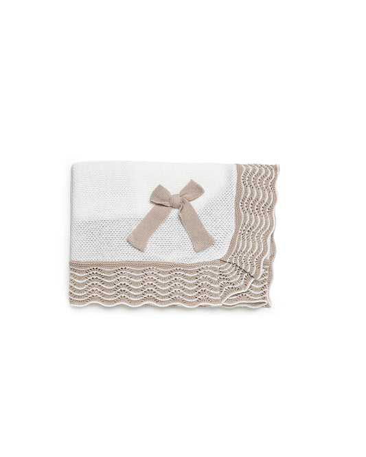 Toquilla tejida blanco beige con moño tejido