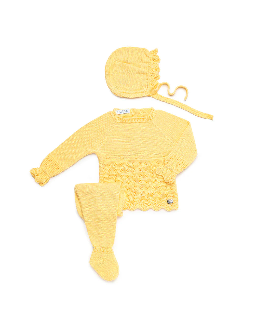 Conjunto de tres piezas con empièce calado y bodoques amarillo