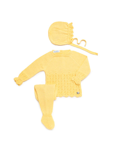 Conjunto de tres piezas con empièce calado y bodoques amarillo