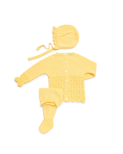 Conjunto de tres piezas con empièce calado y bodoques amarillo