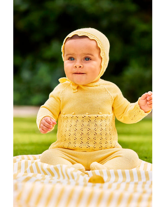 Conjunto de tres piezas con empièce calado y bodoques amarillo