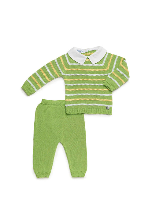 Conjunto de dos piezas con líneas de colores y detalle en el cuello.