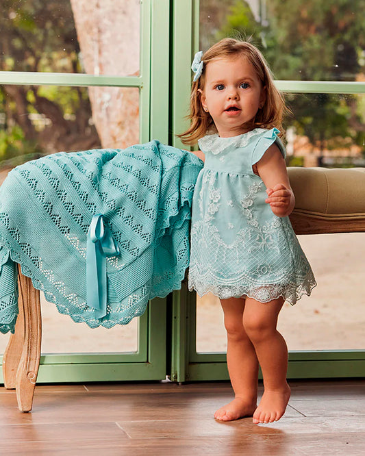 Vestido azul con tul bordado blanco