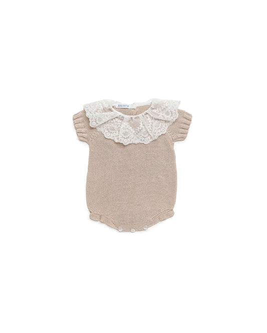 Pelele pañalero tejido color crema, cuello olan encaje