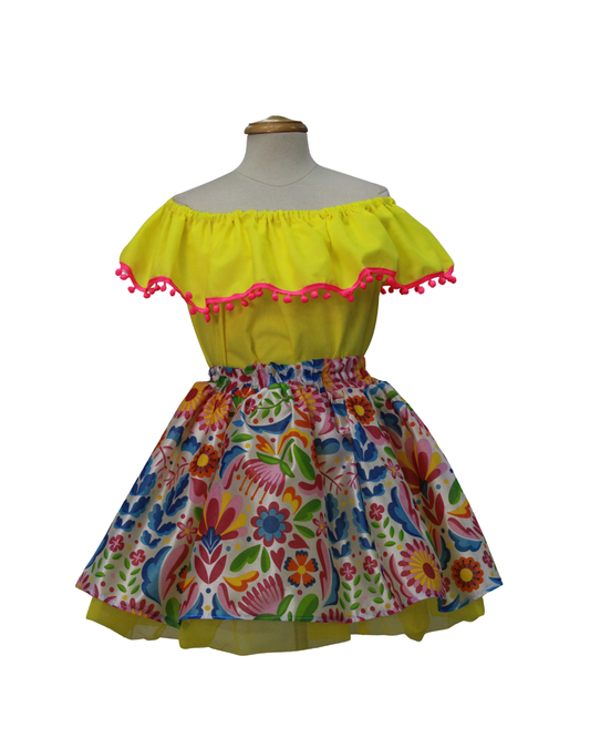 SET PATRIO TUTU CON BLUSA CAMPESINA AMARILLA POMPON ROSA, FALDA FLORES