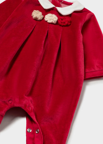 Pelele terciopelo color rojo pompones tejidos