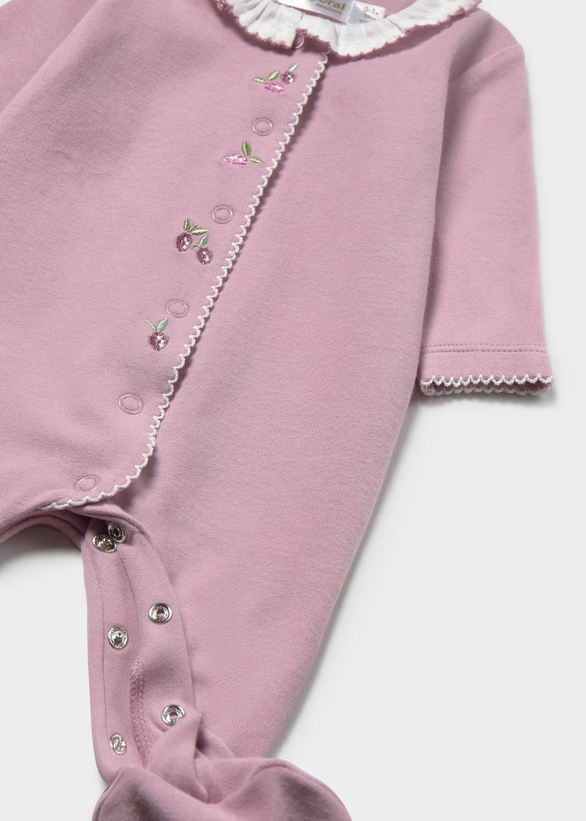 Pelele malva cuello redondo fresas bordadas