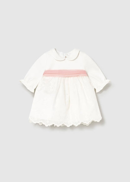 Vestido tul color crudo cinto rosa