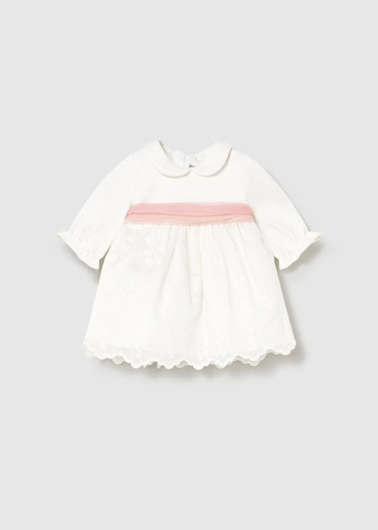 Vestido tul color crudo cinto rosa